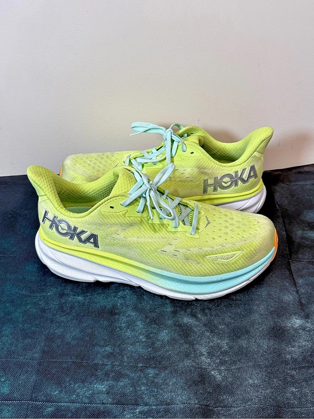 🔥HOKA Clifton 9 Women's Athletic Shoes Yellow Size US 11 D EUC🔥